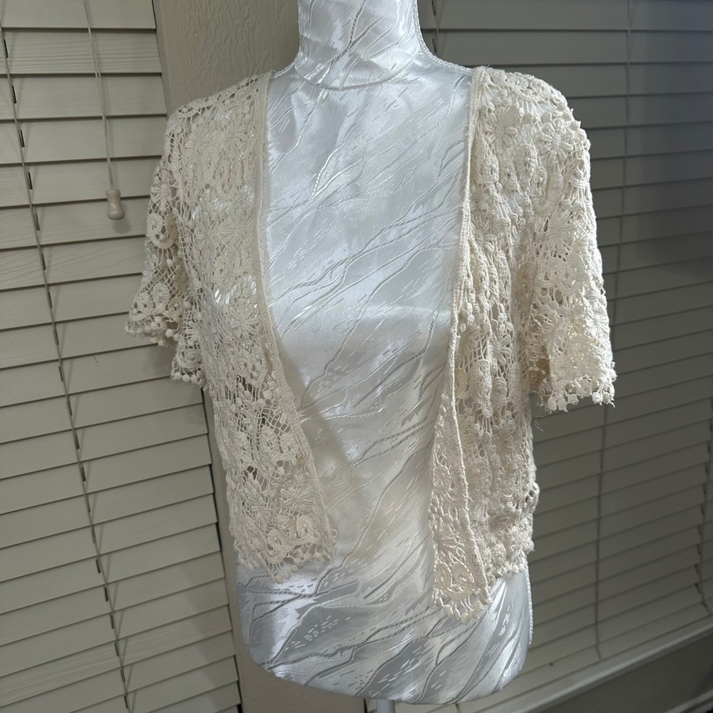 Torrid Crochet Lace Shrug Womens 0/1 Cream Short Sleeve Open Front Boho Cardigan